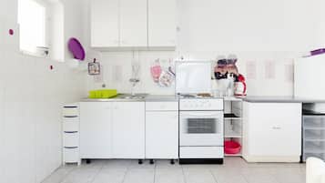 Cocina privada | Refrigerador, microondas, horno y parrilla de estufa