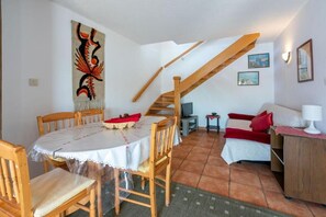 Apartment (A4) | Dining