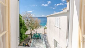 A narrow corridor with a view of a beach and the sea. - House Beach House Toma (Zivogosce)