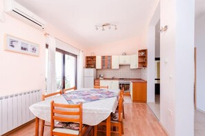 Apartment (A2) | Dining