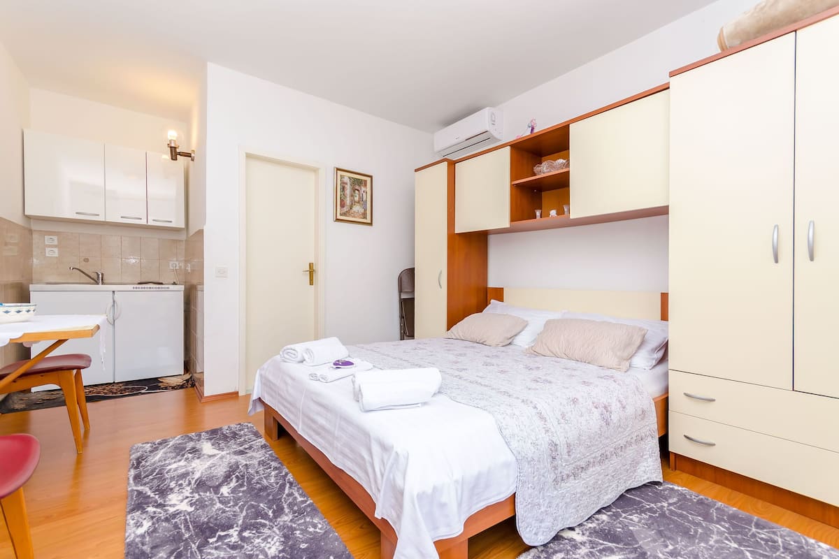 Studio (A2) | Private kitchen | Fridge, stovetop, electric kettle, toaster
