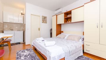 Studio (A2) | Private kitchen | Fridge, stovetop, electric kettle, toaster