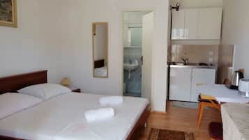 Studio (A1) | Free WiFi, bed sheets