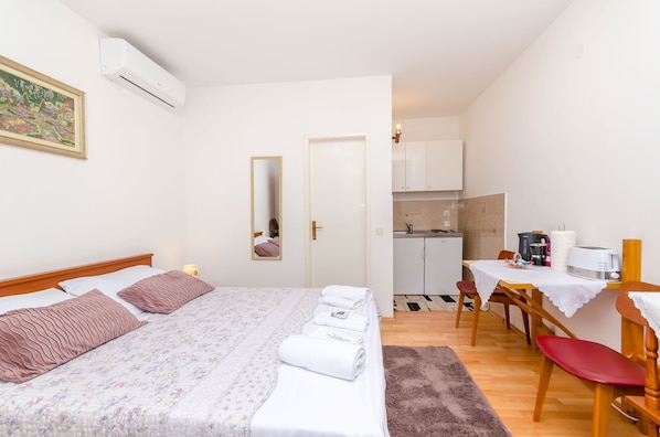 واي فاي مجانًا وملاءات أسرّة