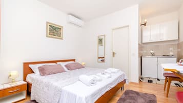 Studio (A2) | WiFi (free), bed sheets
