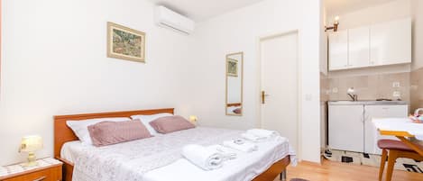 Studio (A2) | Free WiFi, bed sheets