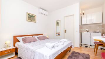 Studio (A1) | Free WiFi, bed sheets