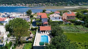 Un quartier résidentiel avec des maisons, une piscine et un port de plaisance.