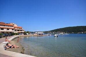 A waterfront hotel with a pool area, boats, and a clear view of the sea. - Apartments Jasna (Supetarska Draga)