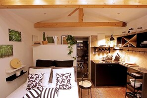 Studio (A5) | Private kitchen | Fridge, stovetop, cookware/dishes/utensils