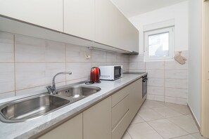 Apartament (A1) | Cuina privada | Frigorífic, microones, forn i placa de cuina 