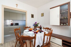 Apartment (A1) | Private kitchen | Fridge, microwave, oven, stovetop