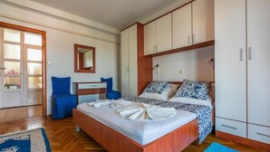 Une chambre à coucher avec un lit en bois, un bureau et une armoire.