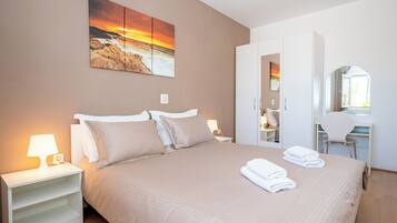 Apartment (A3) | Desk, soundproofing, iron/ironing board, travel crib