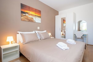 Apartment (A3) | Schreibtisch, schallisolierte Zimmer, Bügeleisen/Bügelbrett