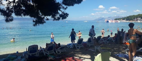 Una spiaggia nelle vicinanze