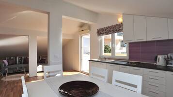 Apartamento (A1) | Cozinha privada | Geladeira, micro-ondas, cooktop, lava-louças