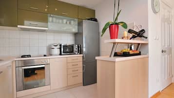 Apartamento (A2) | Cozinha privada | Geladeira, cooktop, lava-louças, talheres/pratos/utensílios de cozinha