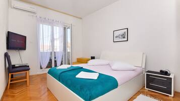 Apartment (A4) | Schreibtisch, schallisolierte Zimmer, Bügeleisen/Bügelbrett