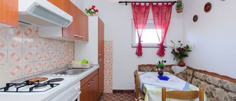 Appartement (A1) | Cuisine privée | Réfrigérateur, four à micro-ondes, surface de cuisson, cafetiÚre-théiÚre