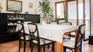 Apartment (A1) | Dining