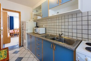 Apartemen (A1) | Dapur pribadi | Lemari es, oven, kompor, dan mesin espresso