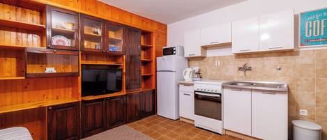 Apartment (A1) | Private kitchen | Fridge, oven, stovetop, espresso maker