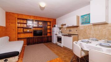 Apartment (A1) | Private kitchen | Fridge, oven, stovetop, espresso maker