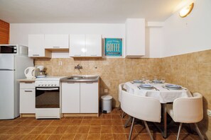 Apartment (A1) | Eigene Küche | Kühlschrank, Ofen, Herdplatte, Espressomaschine