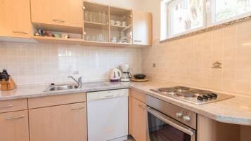 Private kitchen | Fridge, oven, stovetop, dishwasher