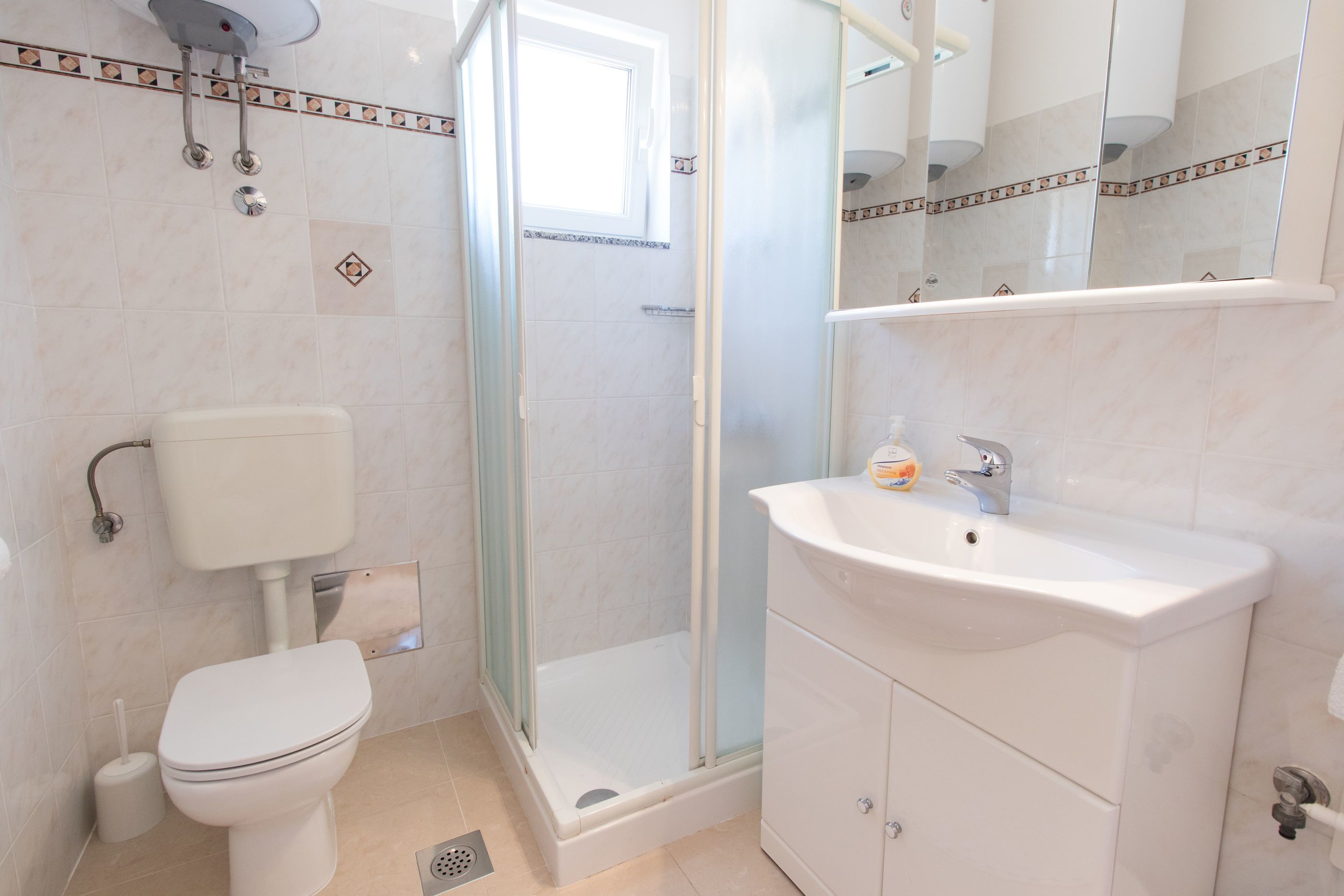 Badkamer | Een douche, een haardroger, handdoeken