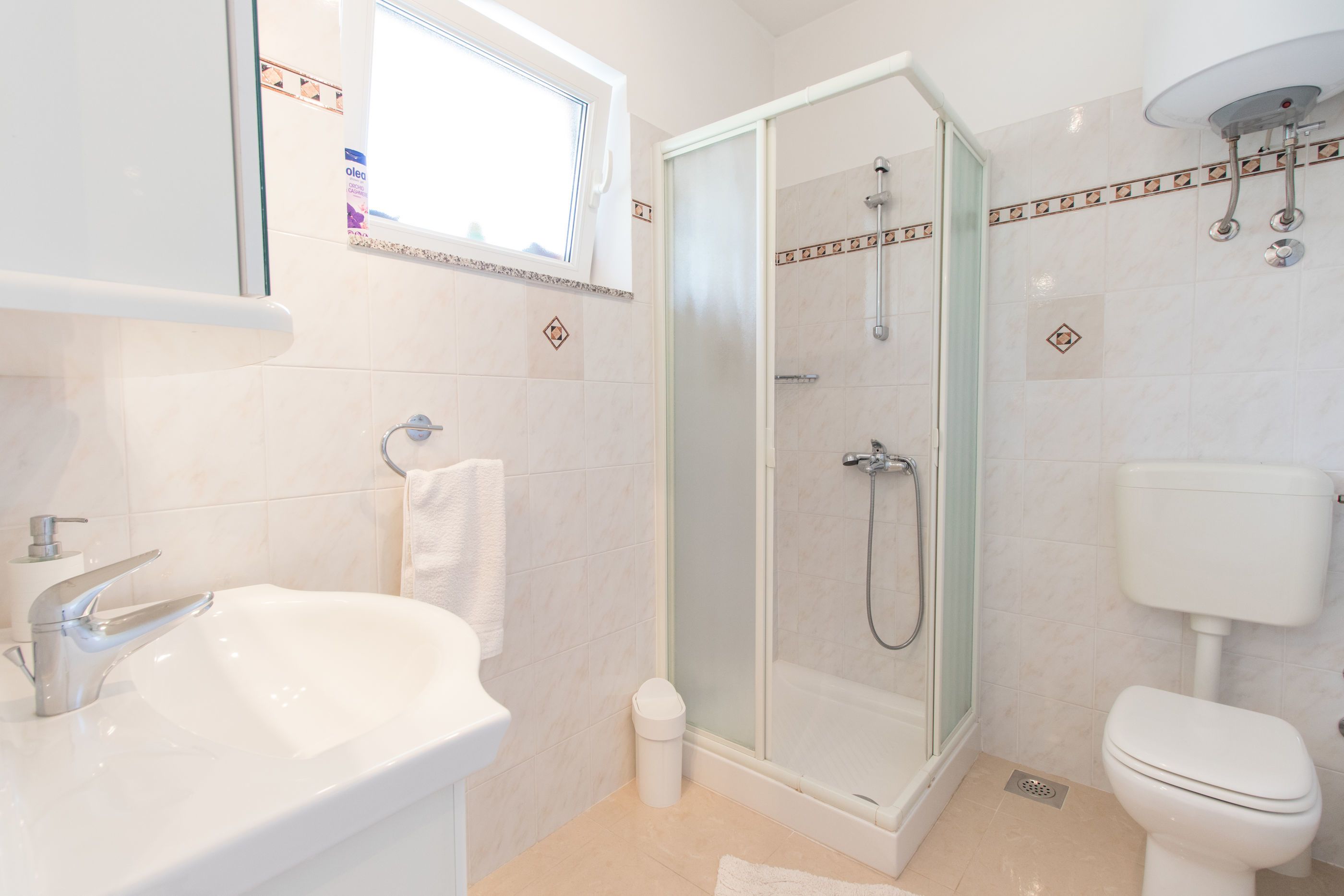Salle de bain | Douche, sèche-cheveux, serviettes fournies