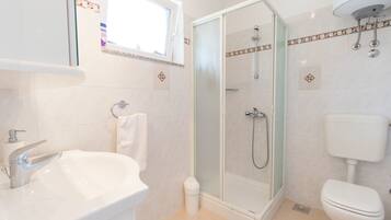 Salle de bain | Douche, sĂšche-cheveux, serviettes fournies