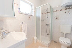 Badezimmer | Dusche, Haartrockner, Handtücher