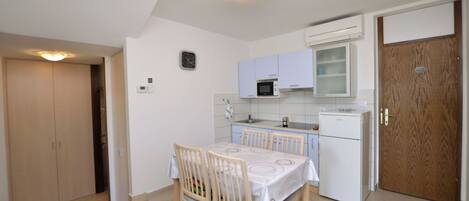 Appartement (A1) | Cuisine privée | Réfrigérateur, plaque de cuisson, machine à expresso