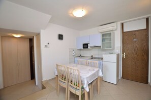 Departamento (A1) | Cocina privada | Refrigerador, parrilla de estufa y cafetera de espresso 