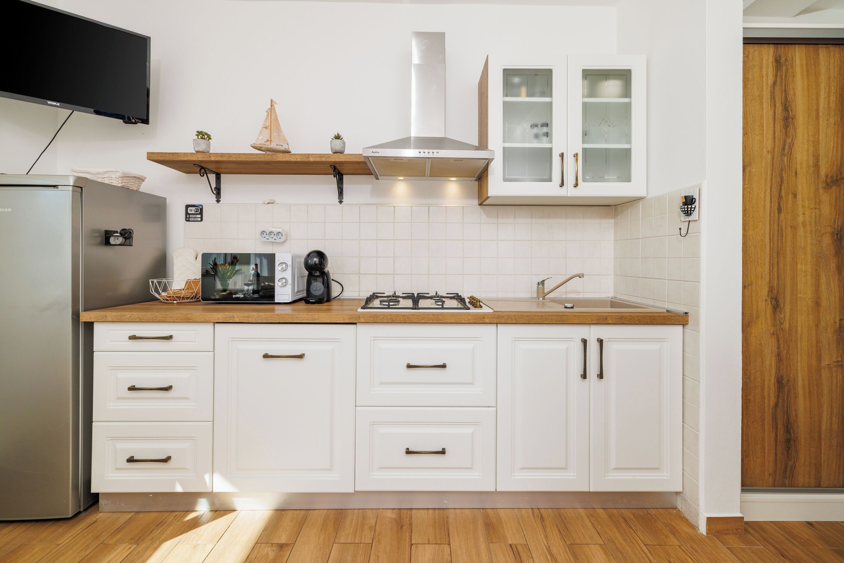 Apartamento (A1) | Cozinha privada | Geladeira, cooktop, talheres/pratos/utensílios de cozinha