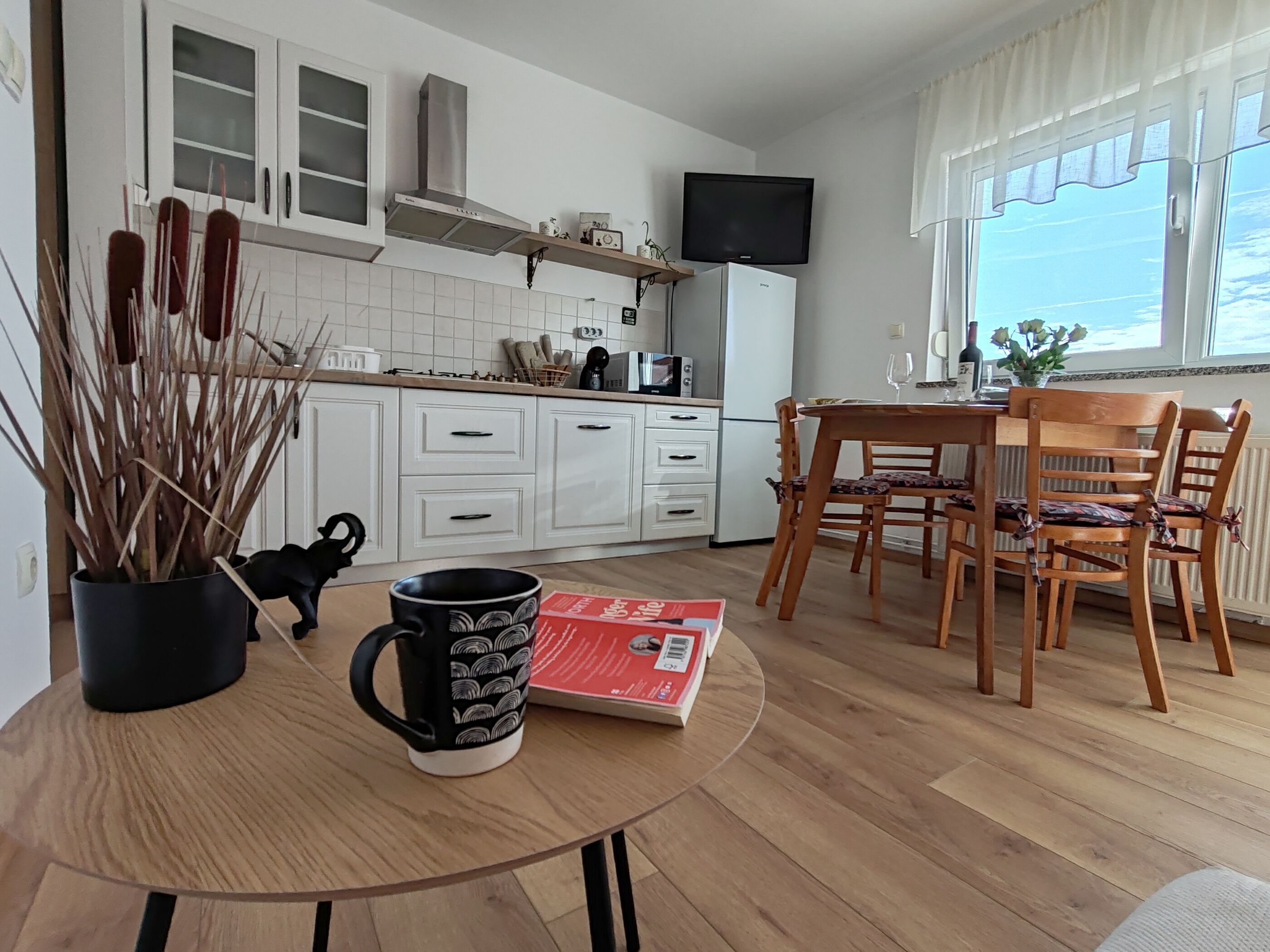 Apartment (A2) | Private kitchen | Fridge, stovetop, cookware/dishes/utensils