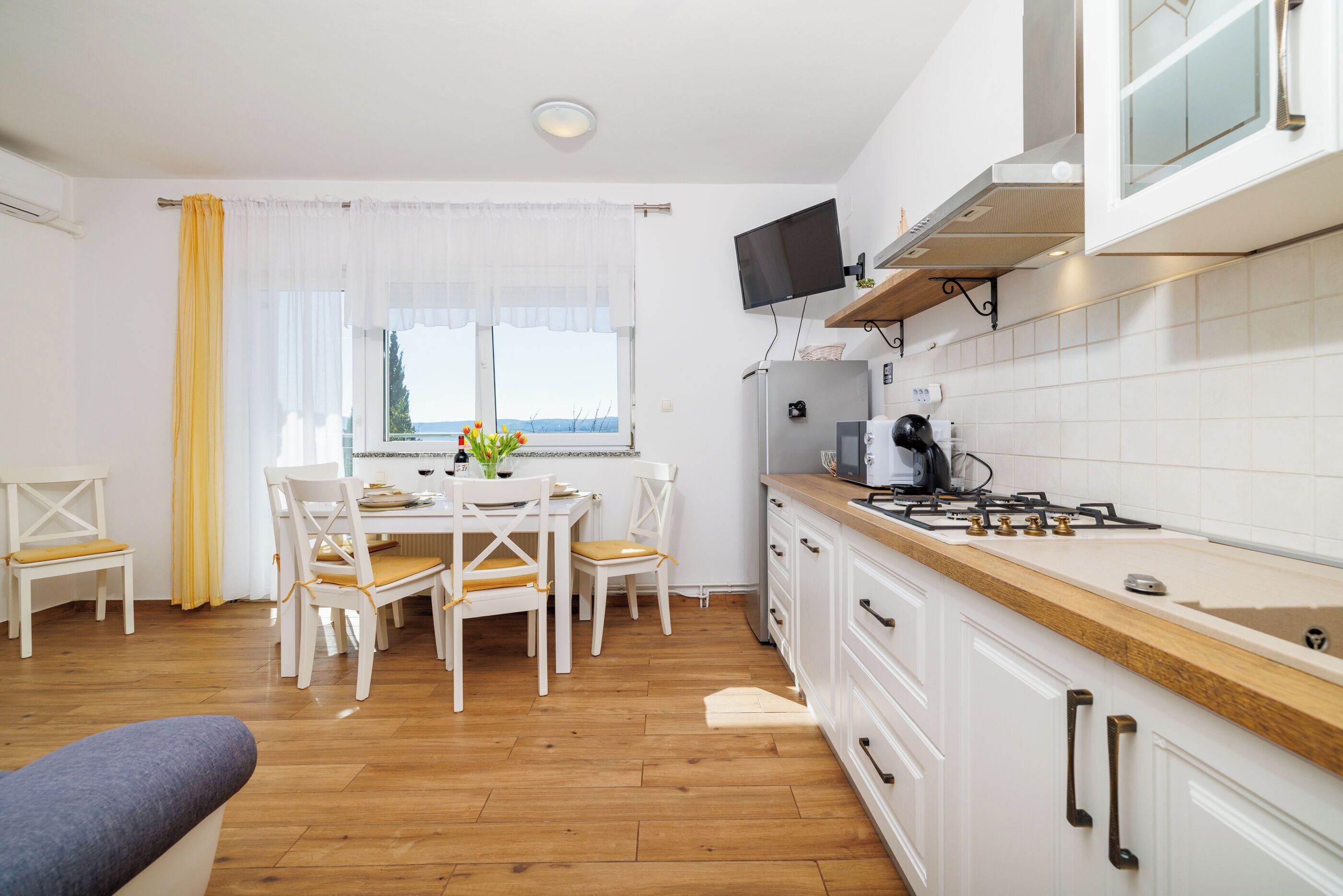 Apartment (A1) | Private kitchen | Fridge, stovetop, cookware/dishes/utensils