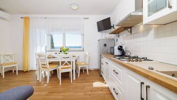 Apartment (A1) | Private kitchen | Fridge, stovetop, cookware/dishes/utensils