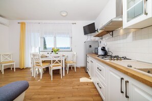 Apartment (A1) | Private kitchen | Fridge, microwave, oven, stovetop
