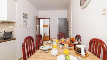 Apartamento (A4) | Cozinha privada | Geladeira, cooktop, talheres/pratos/utensílios de cozinha