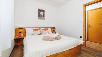 Apartment (A1) | 4 bedrooms, free WiFi, bed sheets