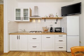 Apartment (A2) | Eigene Küche | Kühlschrank, Herdplatte, Kochgeschirr/Geschirr/Besteck