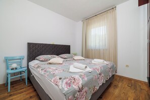 Apartemen (A3) | 4 kamar tidur, setrika/meja setrika, dan Wi-Fi gratis