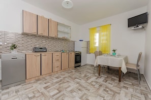 Appartement (A3) | Cuisine privée | Réfrigérateur, un four, surface de cuisson, vaisselle et ustensiles