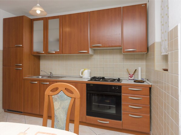 Private kitchen | Fridge, oven, stovetop, cookware/dishes/utensils - Apartments Mila II (Tribunj)