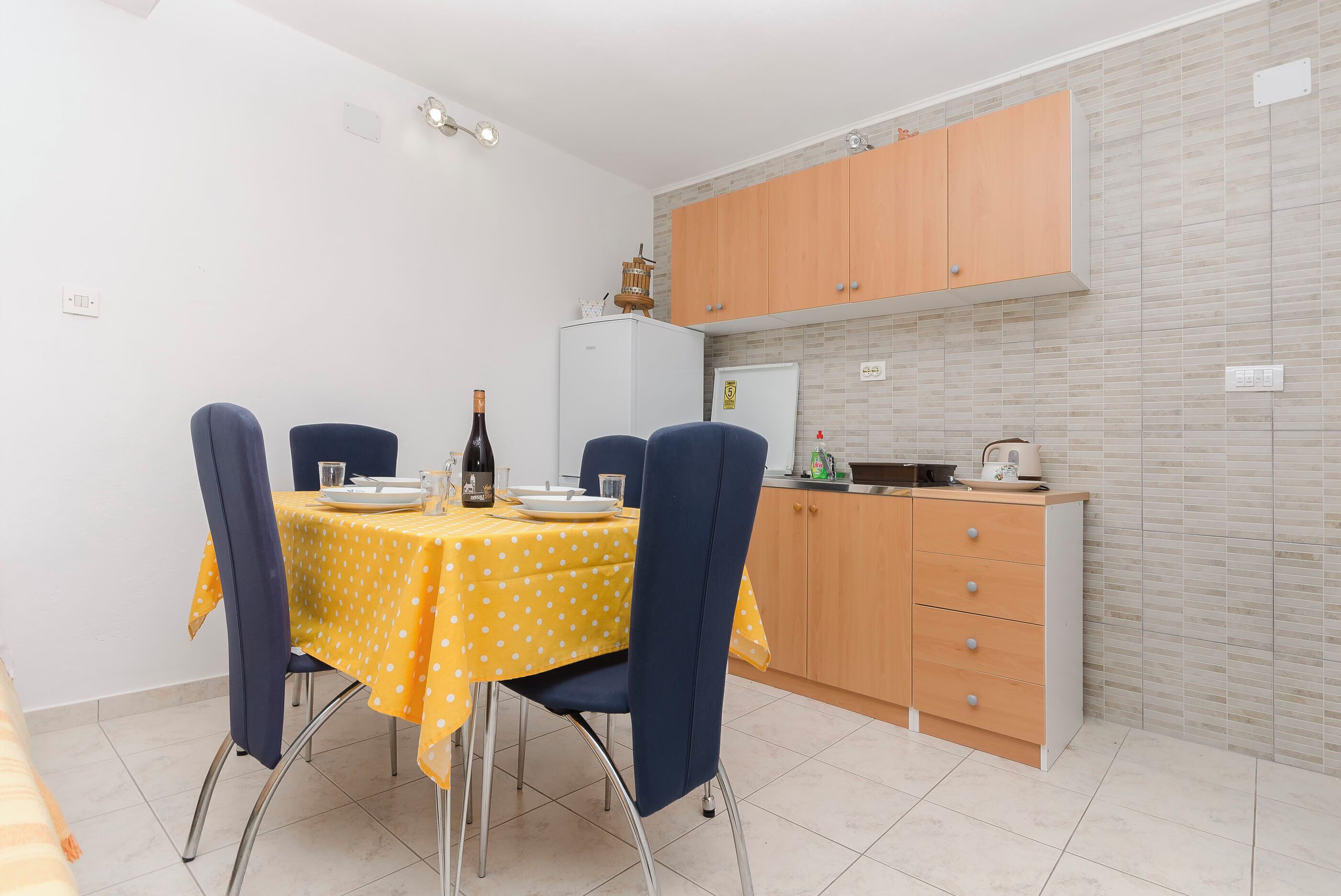 Studio (A2) | Private kitchen | Fridge, oven, stovetop, cookware/dishes/utensils