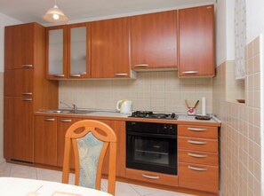 Apartment (A1) | Private kitchen | Fridge, oven, stovetop, cookware/dishes/utensils - Apartments Mila II (Tribunj)