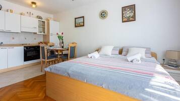 1 bedroom, desk, soundproofing